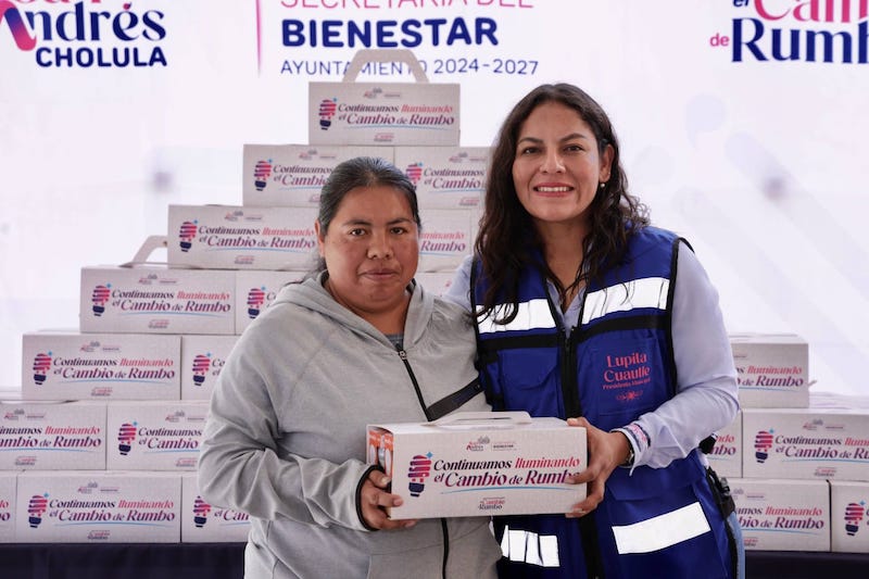 Lupita Cuautle, entregó 500 focos ahorradores en apoyo a la economía familiar