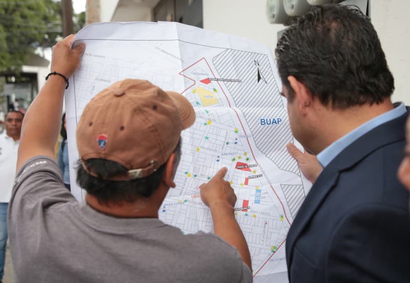 Gobierno de Puebla y empresarios entregan primeros botones de alertamiento