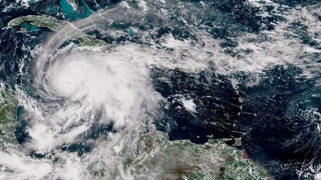 Huracán Melissa disminuye a categoría 4 y avanza hacia el Caribe: medidas preventivas en marcha