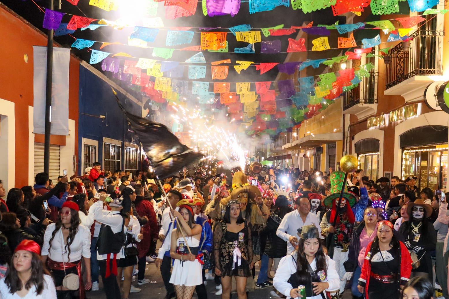 Desfile de Animeros llenó de magia y color las calles de Cholula