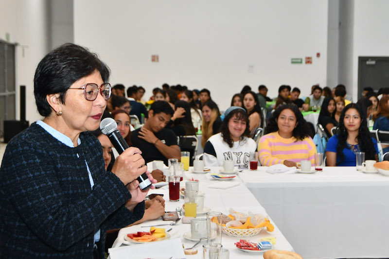 Encuentro de Lilia Cedillo con deportistas universitarios