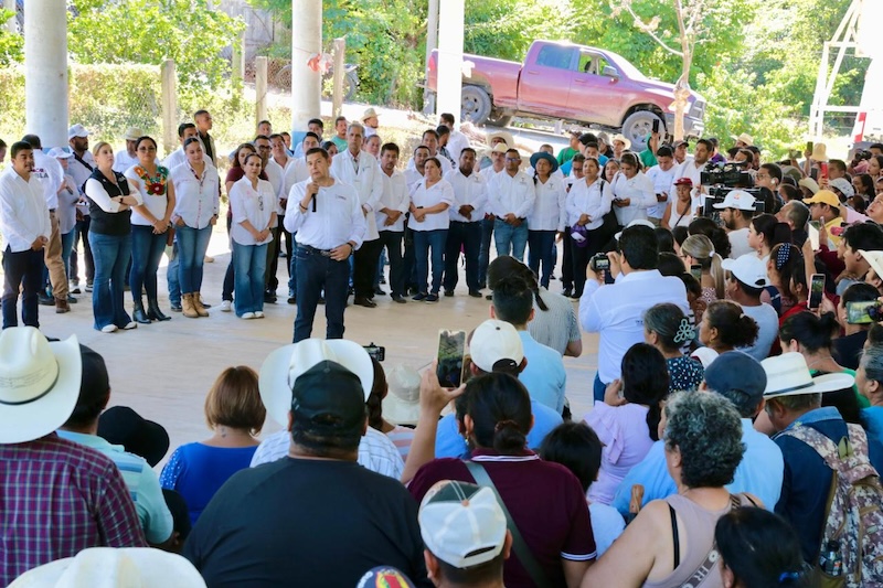 En Tenampulco, Armenta dijo que se rehabilitarán puentes y caminos para conectar comunidades
