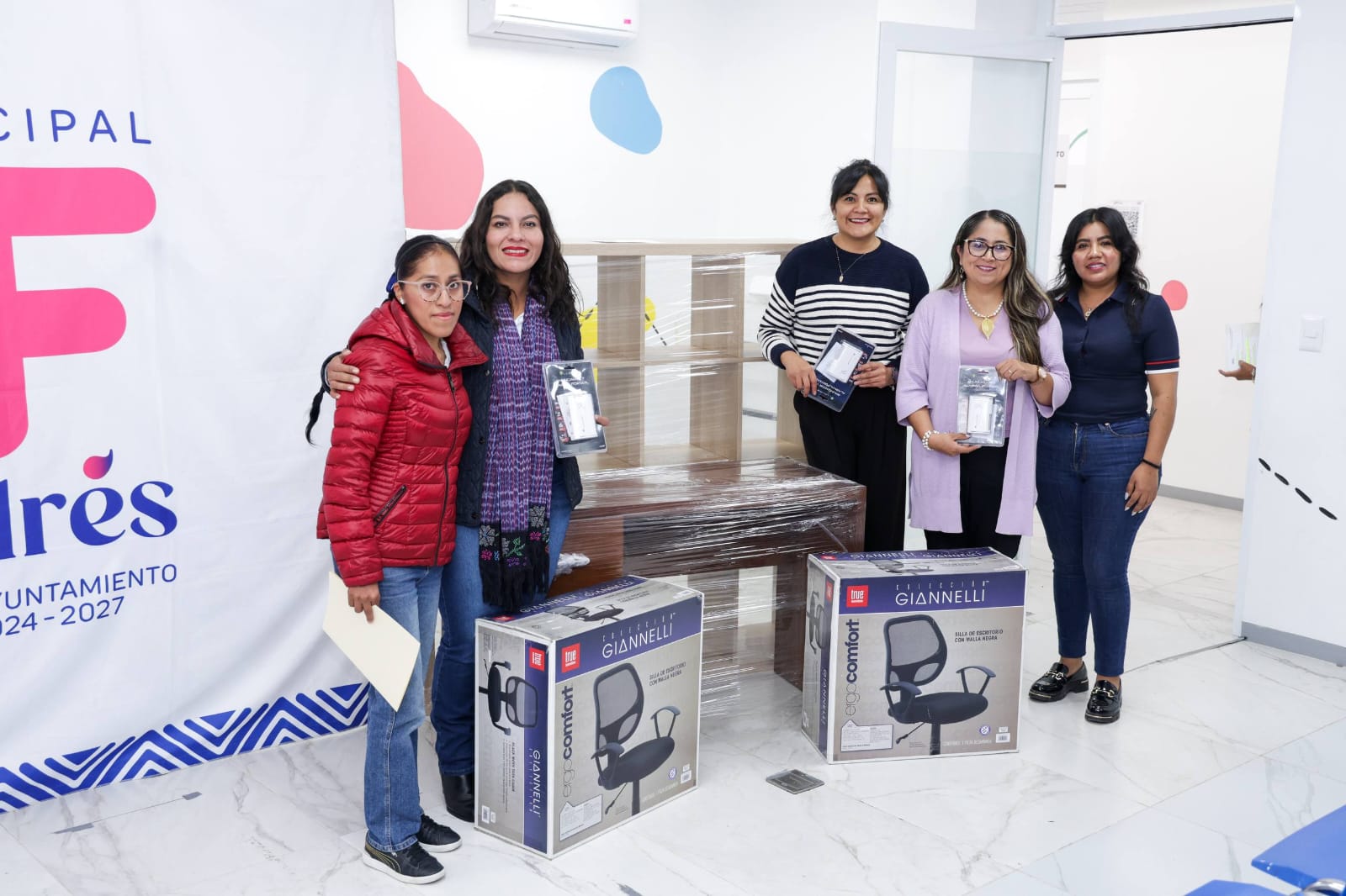 Entregan mobiliario a los 12 CAIC de San Andrés Cholula