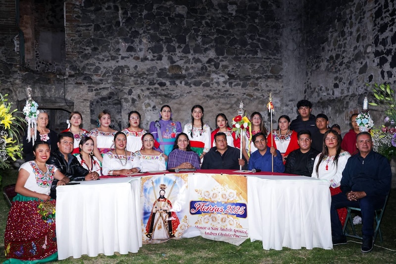 Alfombra monumental de flores en la fiesta de San Pedro Apóstol