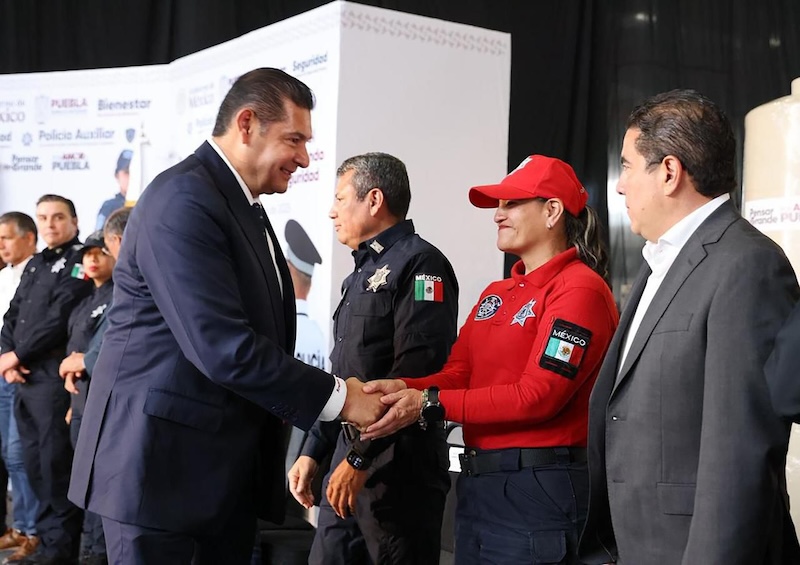 Armenta entregó 110 MDP para equipar Vivienda de policías 