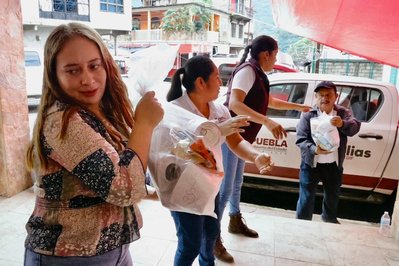 Manos solidaridarias del SEDIF con las familias de Jopala
