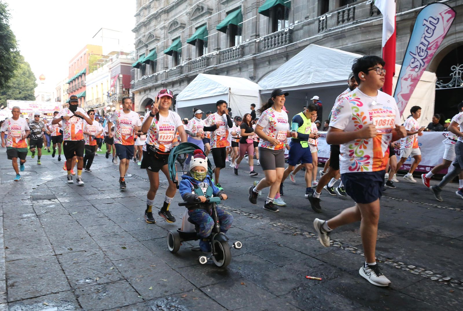 Fiesta deportiva reunió a 20 mil corredores en el Maratón de Puebla