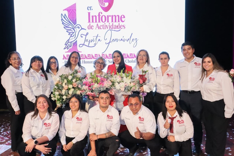 Cholultecas brindan apoteótico aplauso a Lupita Fernández, en su Primer Informe al frente del DIF
