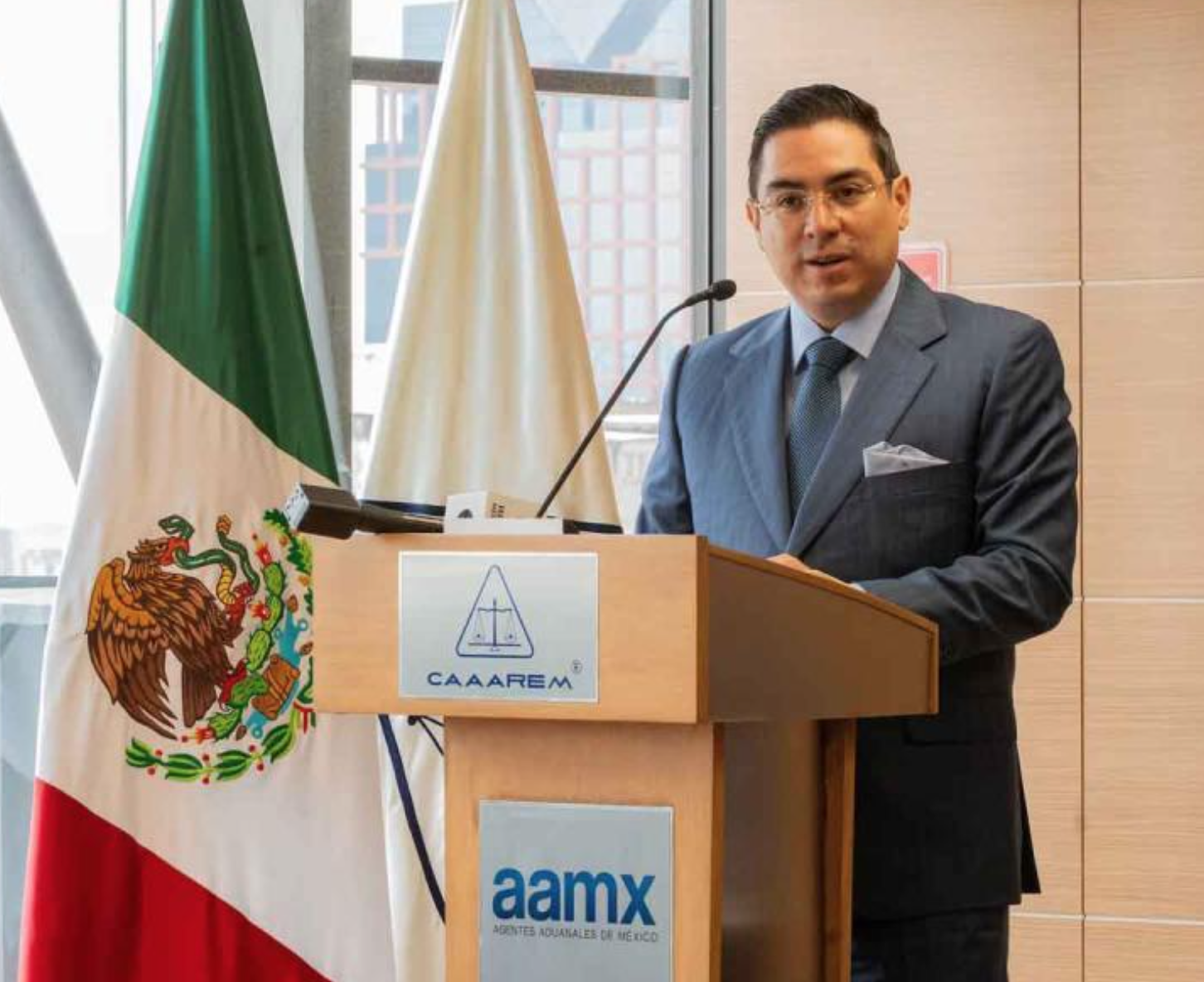 Sheinbaum afirma que exfuncionario aduanal avisó sobre buque con huachicol en Tamaulipas