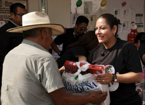 Familias sanandreseñas felices con Canastas Navideñas 