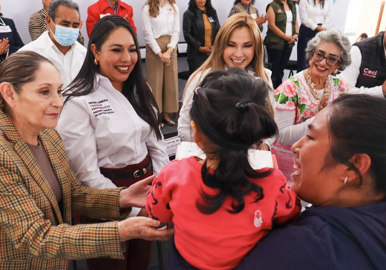 Ceci Arellano, estuvo en Cholula; entregó apoyos a ayuntamientos de las microrregiones 18, 19 y 20.