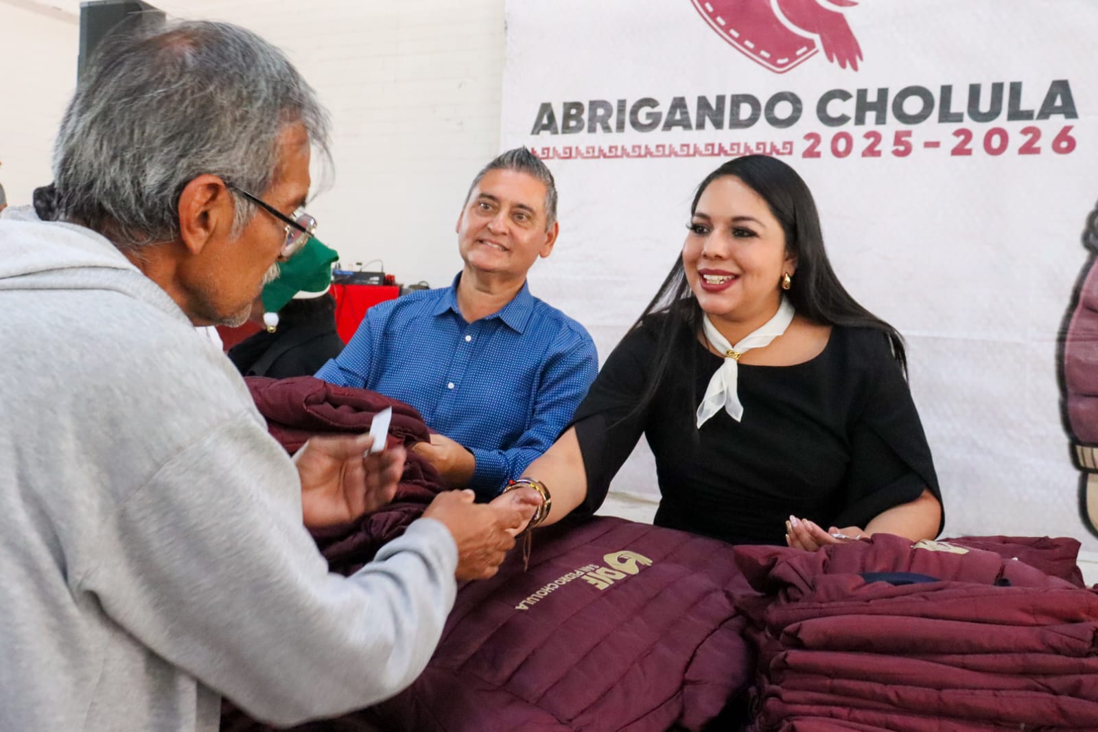 Inicia el programa Abrigando Cholula en Santiago Momoxpan