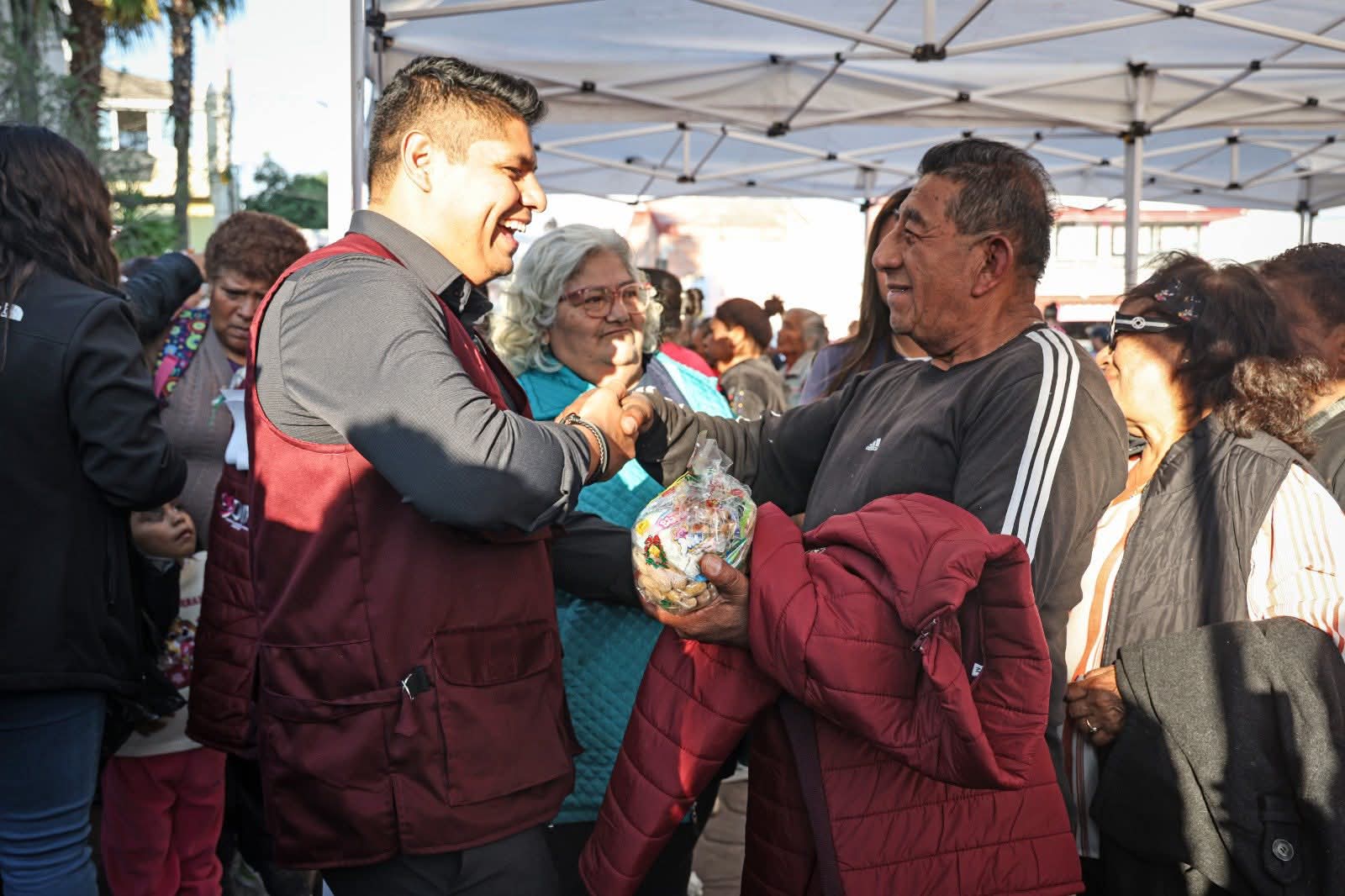 Chamarras y aguinaldos para ancianitos de Cuautlancingo