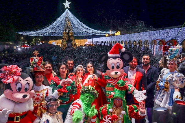 Gran ambiente en el encendido del árbol navideño en San Pedro Cholula
