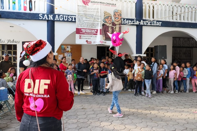 Posadas, aguinaldos, piñatas y ponche, alegran la Navidad en San Pedro Cholula 