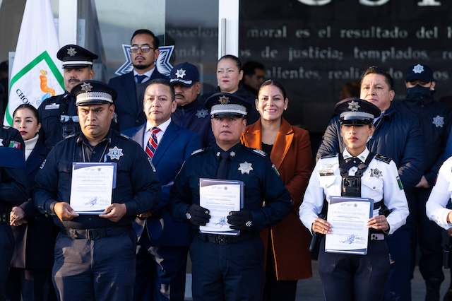 Policía sanandrseña cumple; alcaldesa entrega estímulos económicos