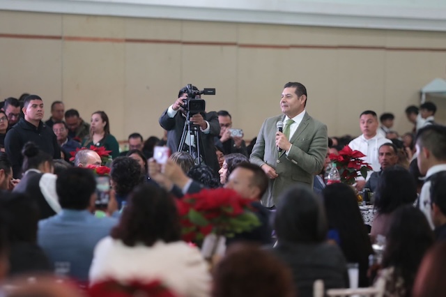 Armenta se reunió con trabajadores de la Fiscalía