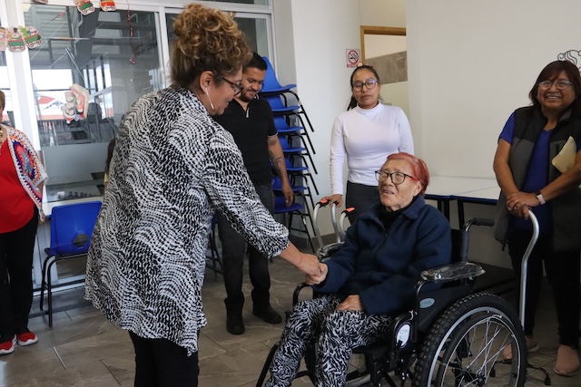 Ceci Arellano y Tere Alfaron dotan de aparatos funcionales a personas con discapacidad