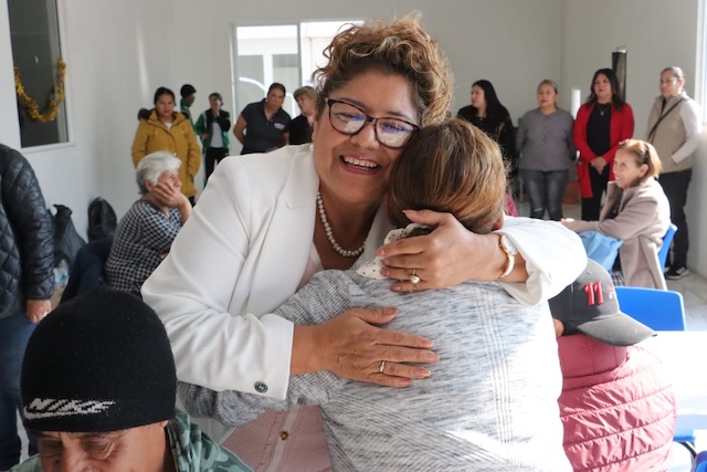 Tere Alfaro apapacha a ancianitos en fin de año