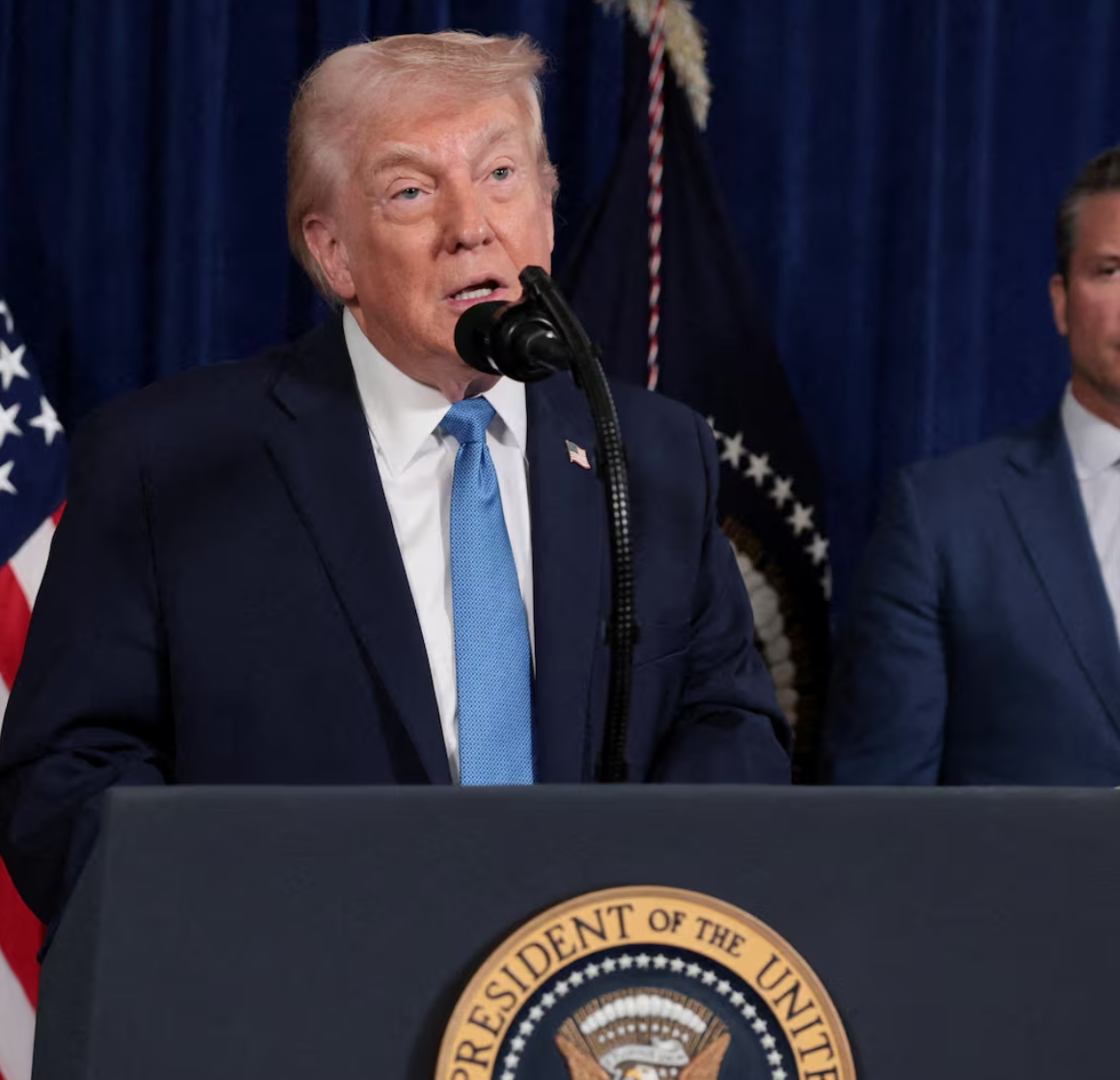 Trump arremete contra republicanos por votar resolución que limitaría su poder militar