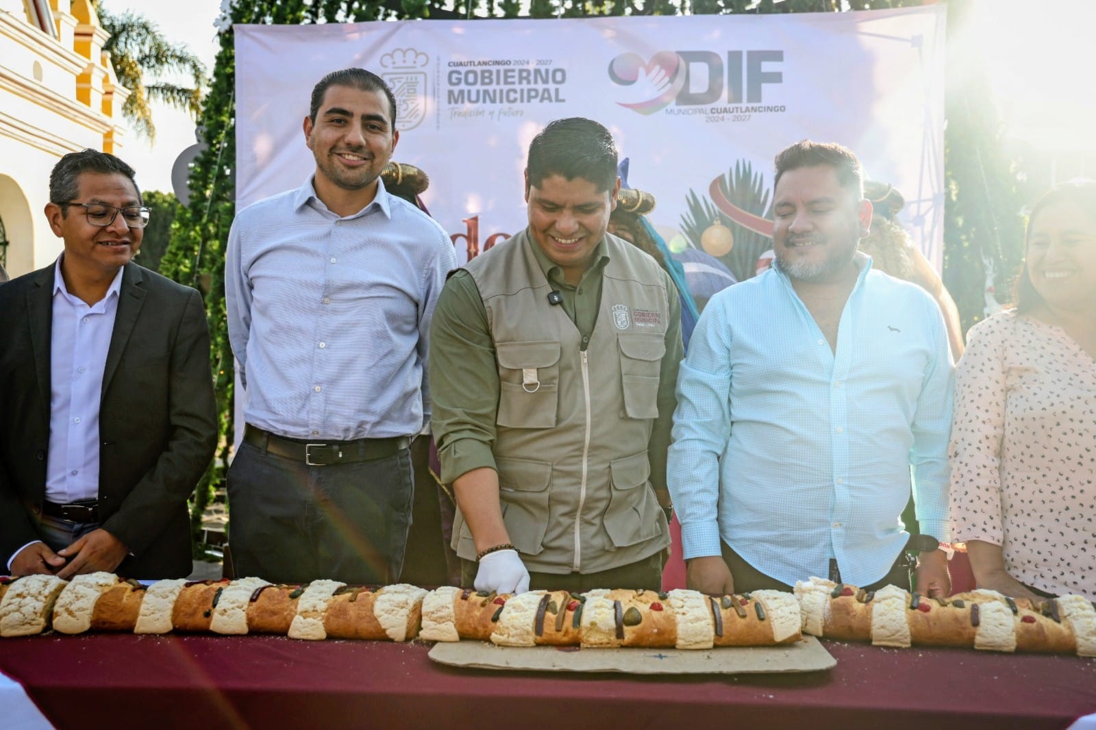 Omar Muñoz encabeza tradicional partida de “rosca de Reyes” en la cabecera municipal