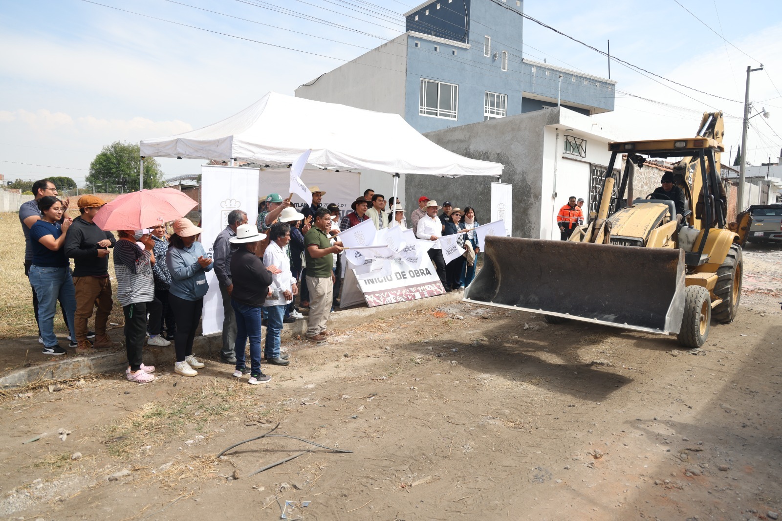 Pone en marcha Omar Muñoz trabajos de pavimentación en Almecatla