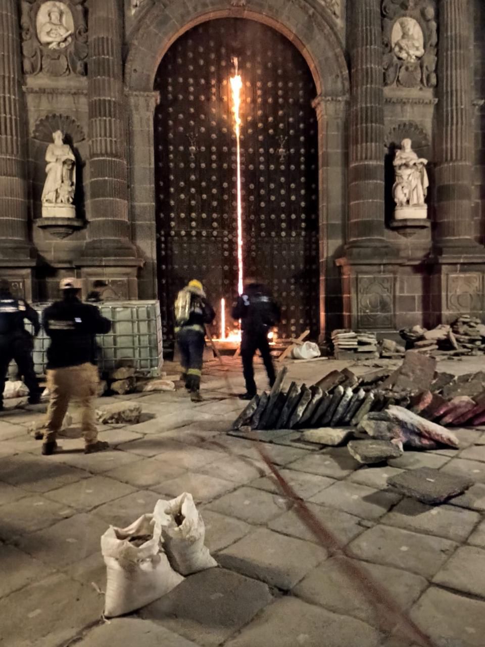 Protección civil sofoca incendio en catedral de Puebla