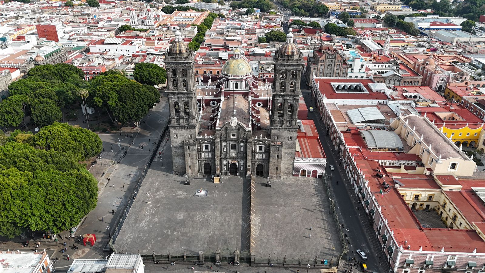 ¡Embellecen el atrio de la Catedral de Puebla!