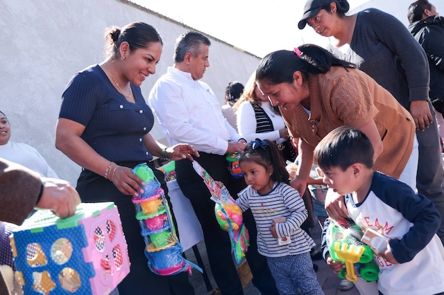 Reyes Magos y Lupita Cuautle obsequiaron juguetes a miles de niños