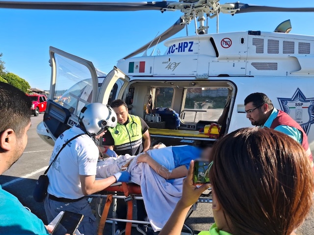 Mujer embrazada es trasladada en helicóptero de Huauchinango a Puebla capital