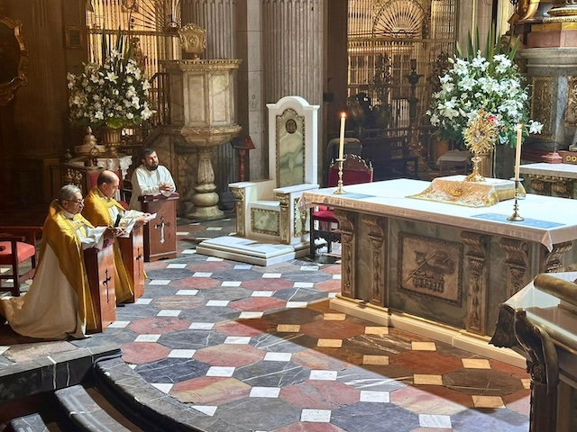Católicos realizan jornada de adoración por atentado a la Catedral de Puebla