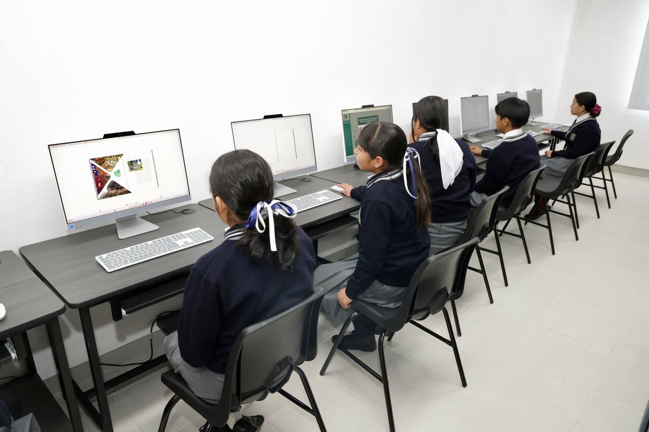 Equipan la biblioteca de la telesecundaria»Máximo Serdán»