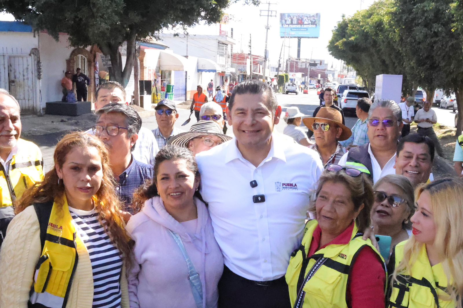 Armenta y vecinos supervisaron avance en la repavimentación de la 24 Sur
