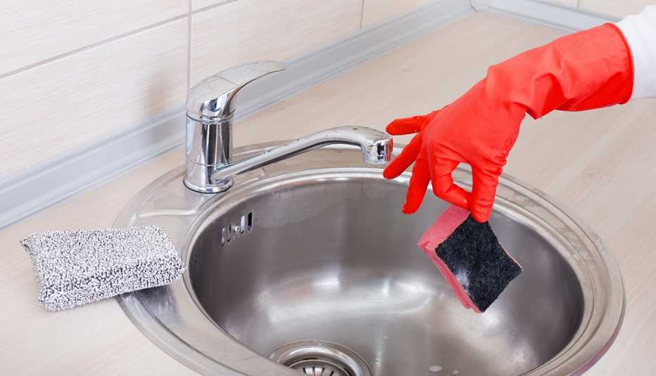 El peligro oculto en las esponjas de cocina: Por qué tu método de limpieza está esparciendo bacterias