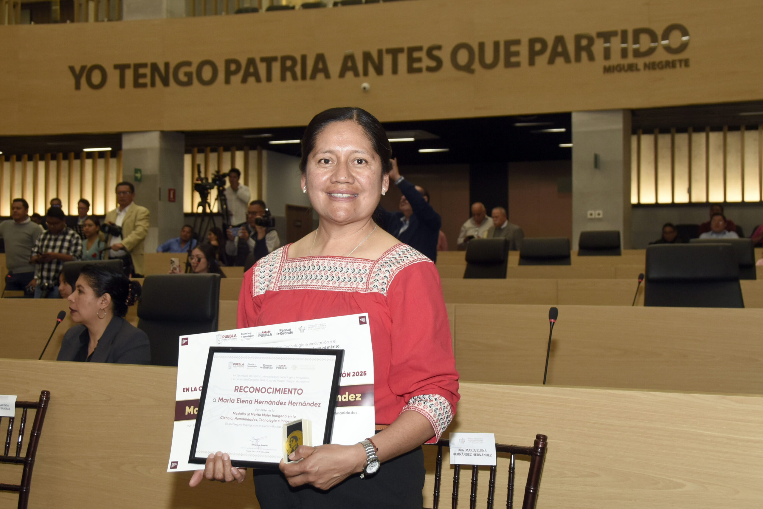 La investigadora de la BUAP María Elena Hernández recibió reconocimiento por su trayectoria