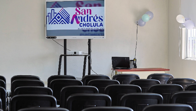 Lupita Cuautle, entrega aula equipada a Telesecundaria