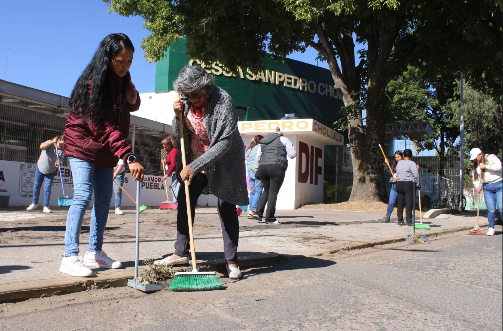 Faena de limpieza de Lupita Fernández y personal del Sistema DIF