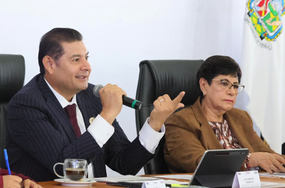 Ante la guerra sucia de concesionarios, gobierno opta por transporte público alternativo.