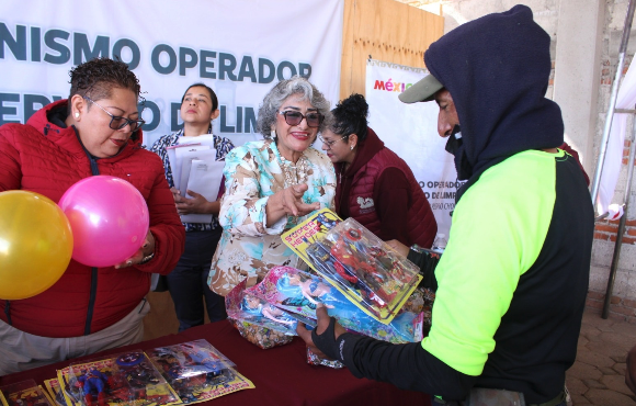 Obsequios a trabajadores municipales de Cholula, les dio el Sistema DIF