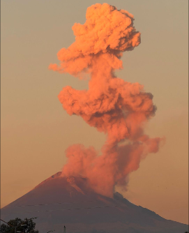 Fumarola del Volcán Popocatépetl, alcanzó 1 kilómetro de altura esta mañana