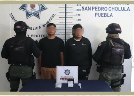 Policía de San Pedro Cholula detiene a dos sujetos por probables delitos contra la salud, en Manantiales