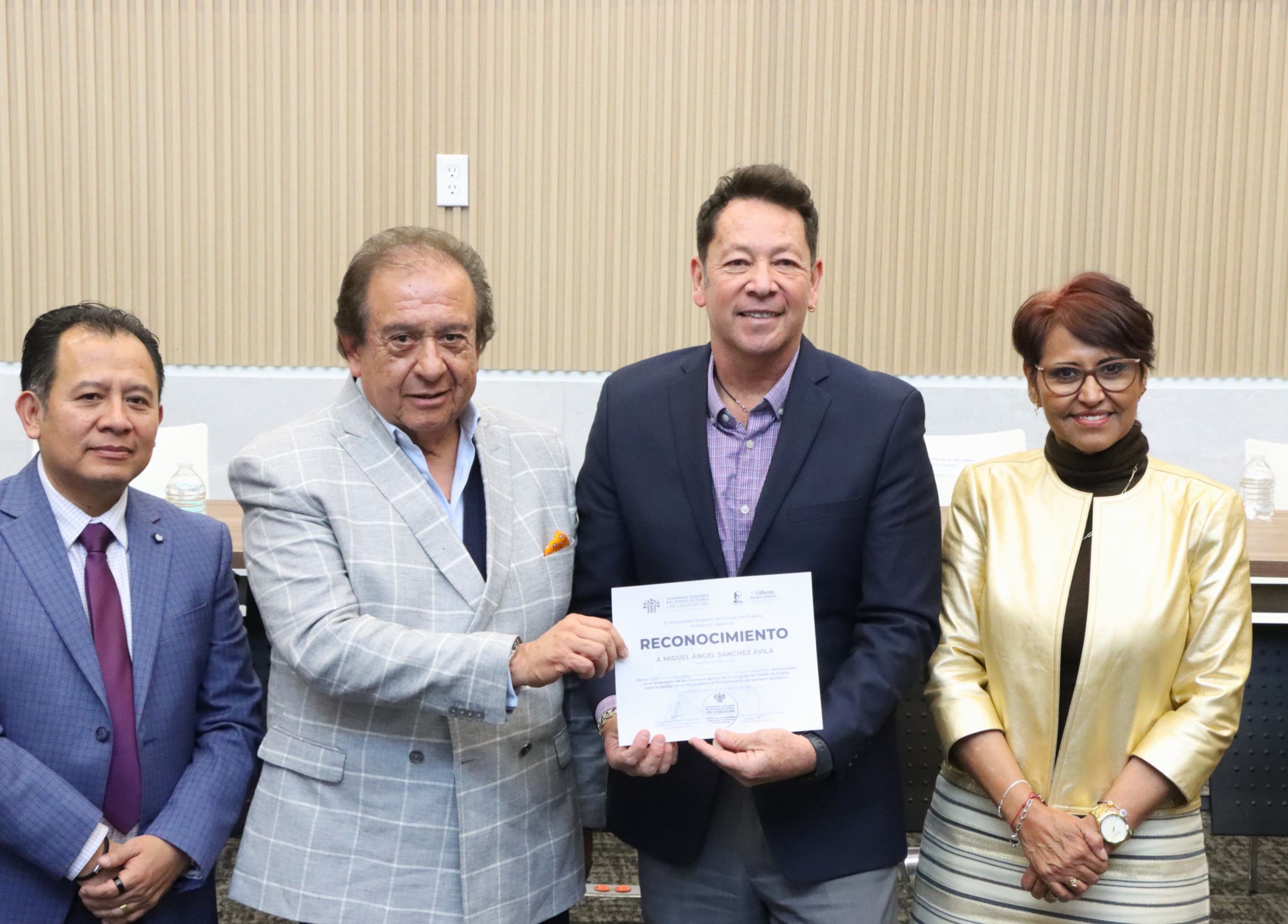 Reconocen a 49 servidores públicos del Congreso de Puebla por su profesionalismo