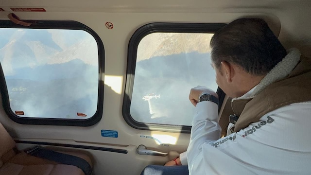 Alejandro Armenta, estuvo en la zona de incendio en la Sierra Negra