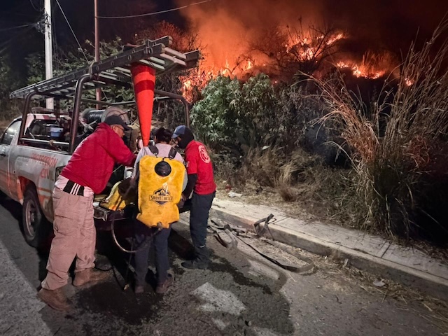 Combaten incendio en cerro Zapotecas