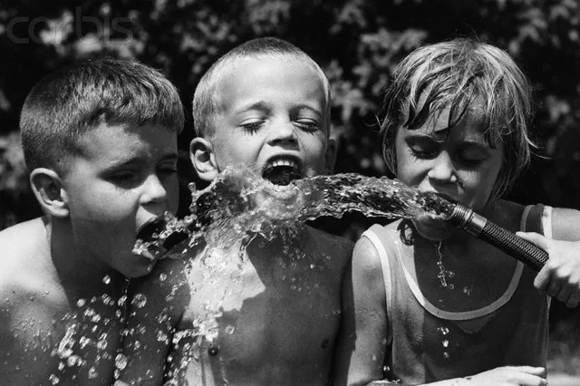 La «Fiebre del lunes»: Por qué nunca debes beber el agua que quedó en la manguera al sol