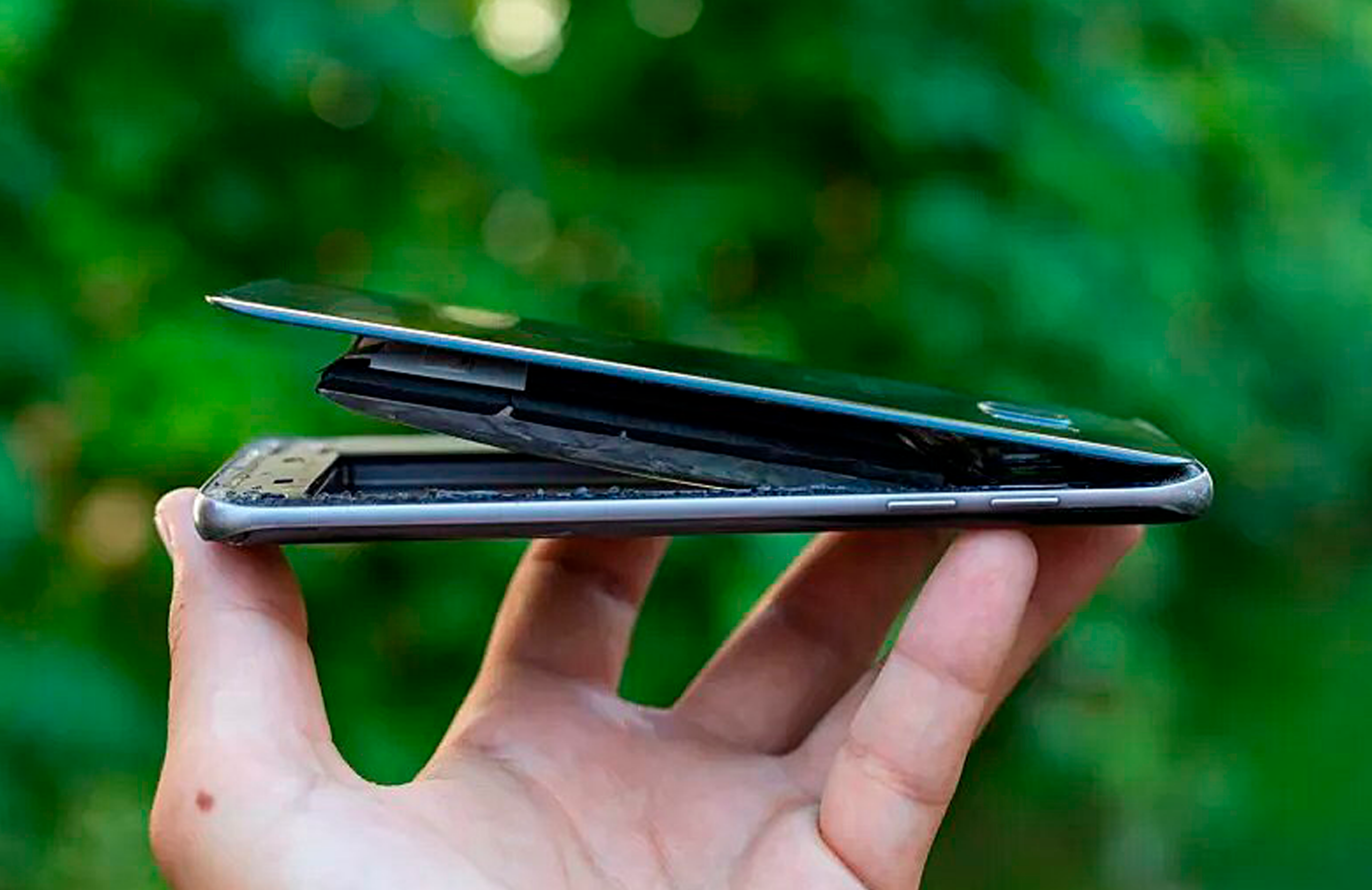 🔋 El peligro de las baterías «hinchadas»: Por qué tu viejo celular podría explotar hoy mismo