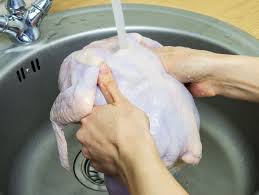 🧼 El peligro de «lavar» el pollo: Por qué este hábito aumenta el riesgo de intoxicación alimentaria