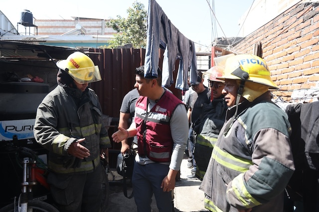 Alarma en Cuautlancingo por incendio de caldera de baños públicos