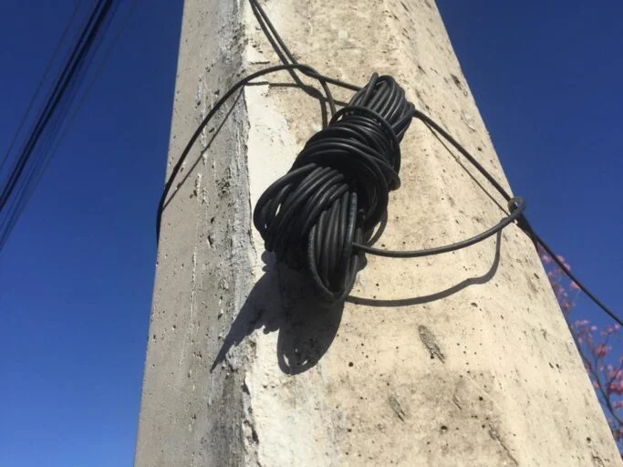 Detienen a 3 presuntas “ratas” llevándose el cableado telefónico 