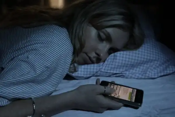 El «Acompañante Tóxico» en tu Cama: Por qué cargar el celular bajo la almohada es una trampa de fuego y radiación